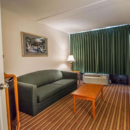 Quality Inn & Suites At Tropicana Field St. Petersburg Dış mekan fotoğraf