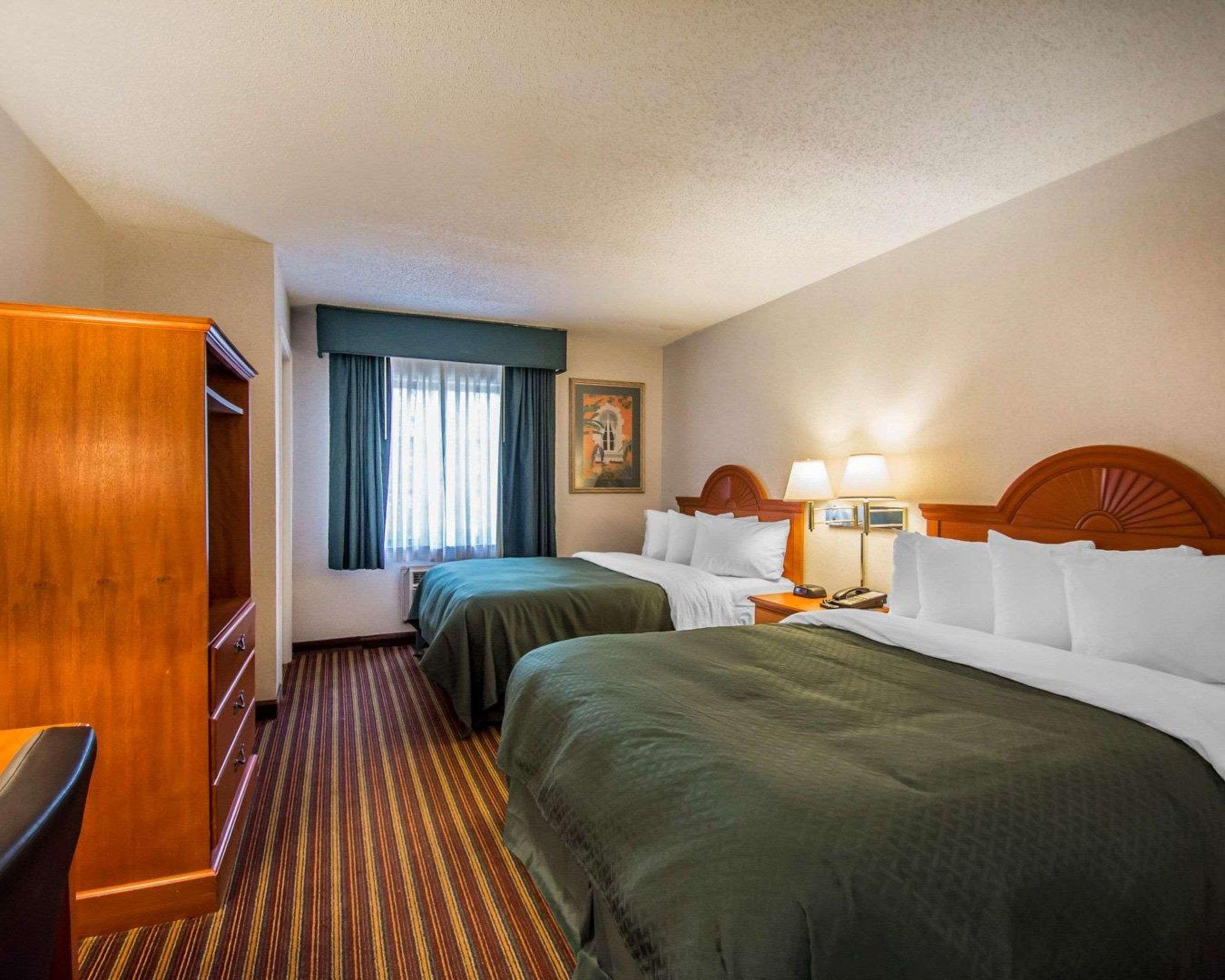 Quality Inn & Suites At Tropicana Field St. Petersburg Dış mekan fotoğraf
