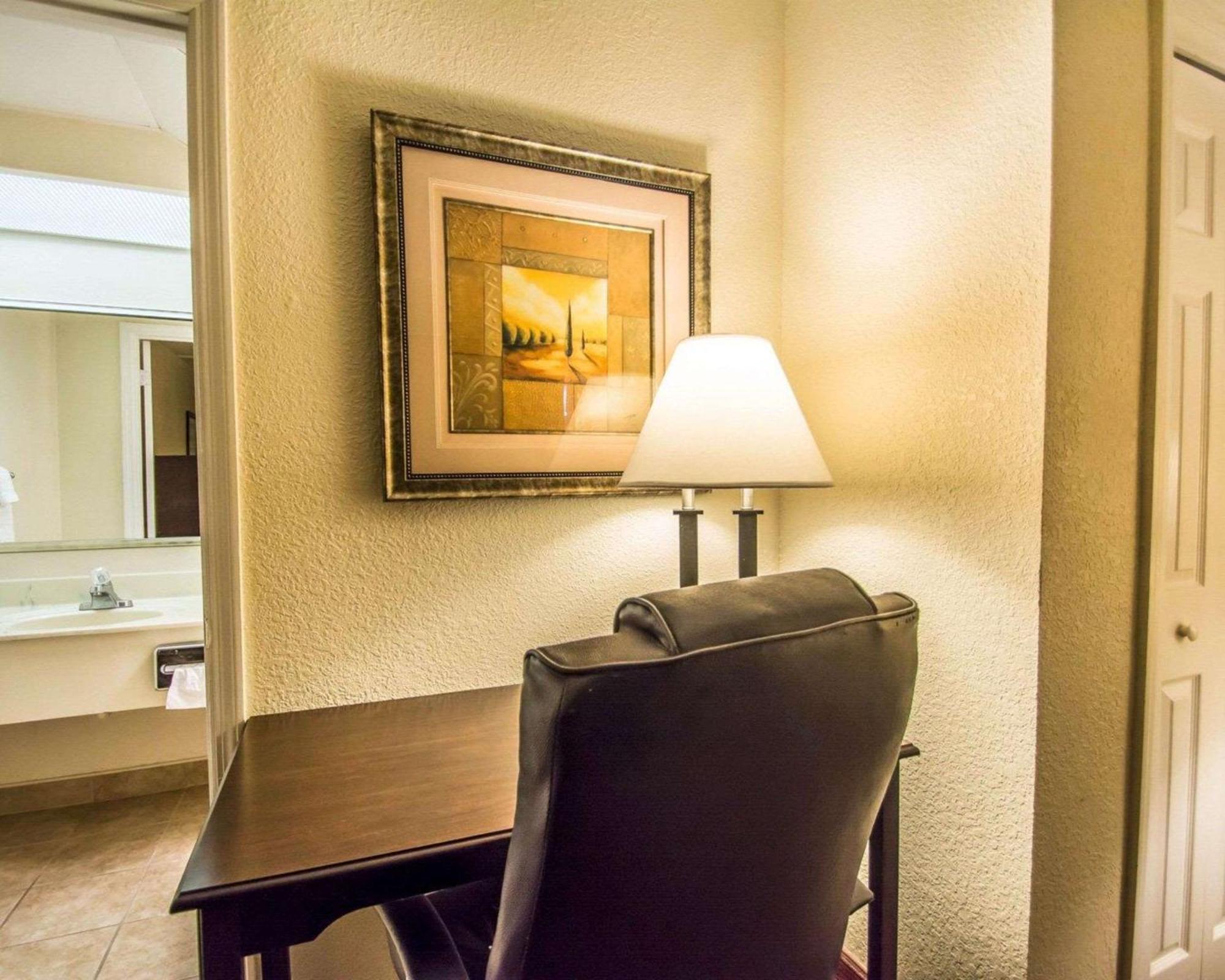 Quality Inn & Suites At Tropicana Field St. Petersburg Dış mekan fotoğraf