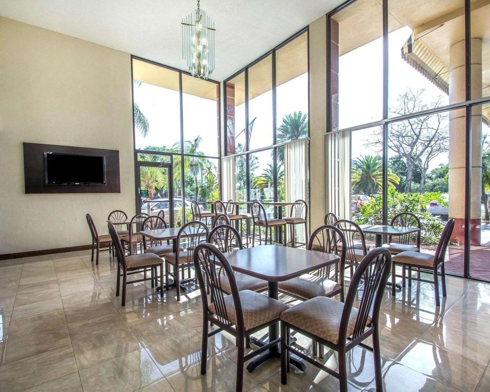 Quality Inn & Suites At Tropicana Field St. Petersburg Dış mekan fotoğraf