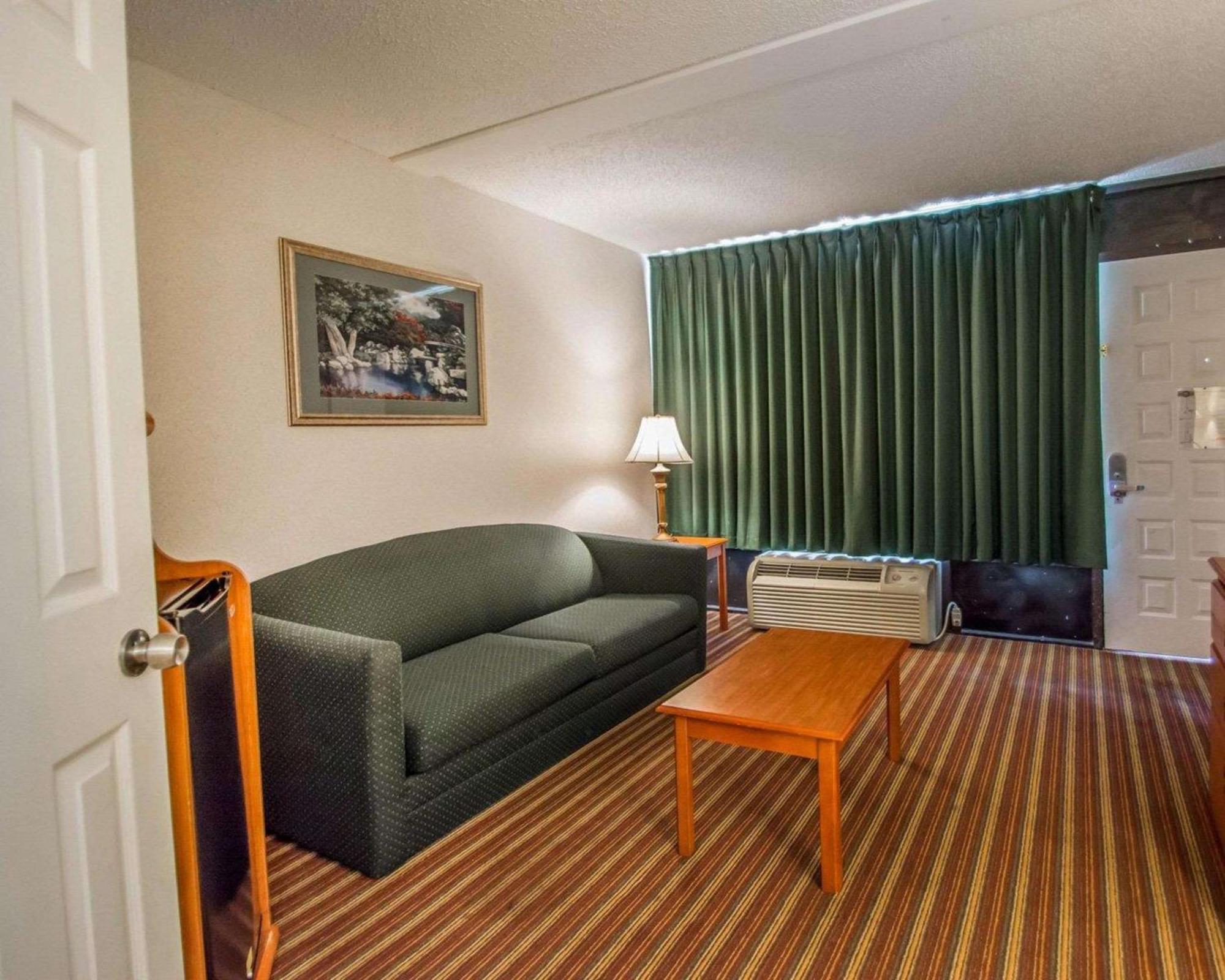 Quality Inn & Suites At Tropicana Field St. Petersburg Dış mekan fotoğraf