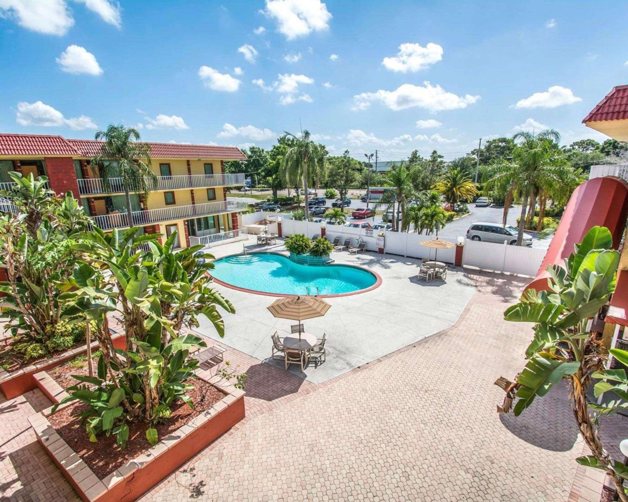 Quality Inn & Suites At Tropicana Field St. Petersburg Dış mekan fotoğraf