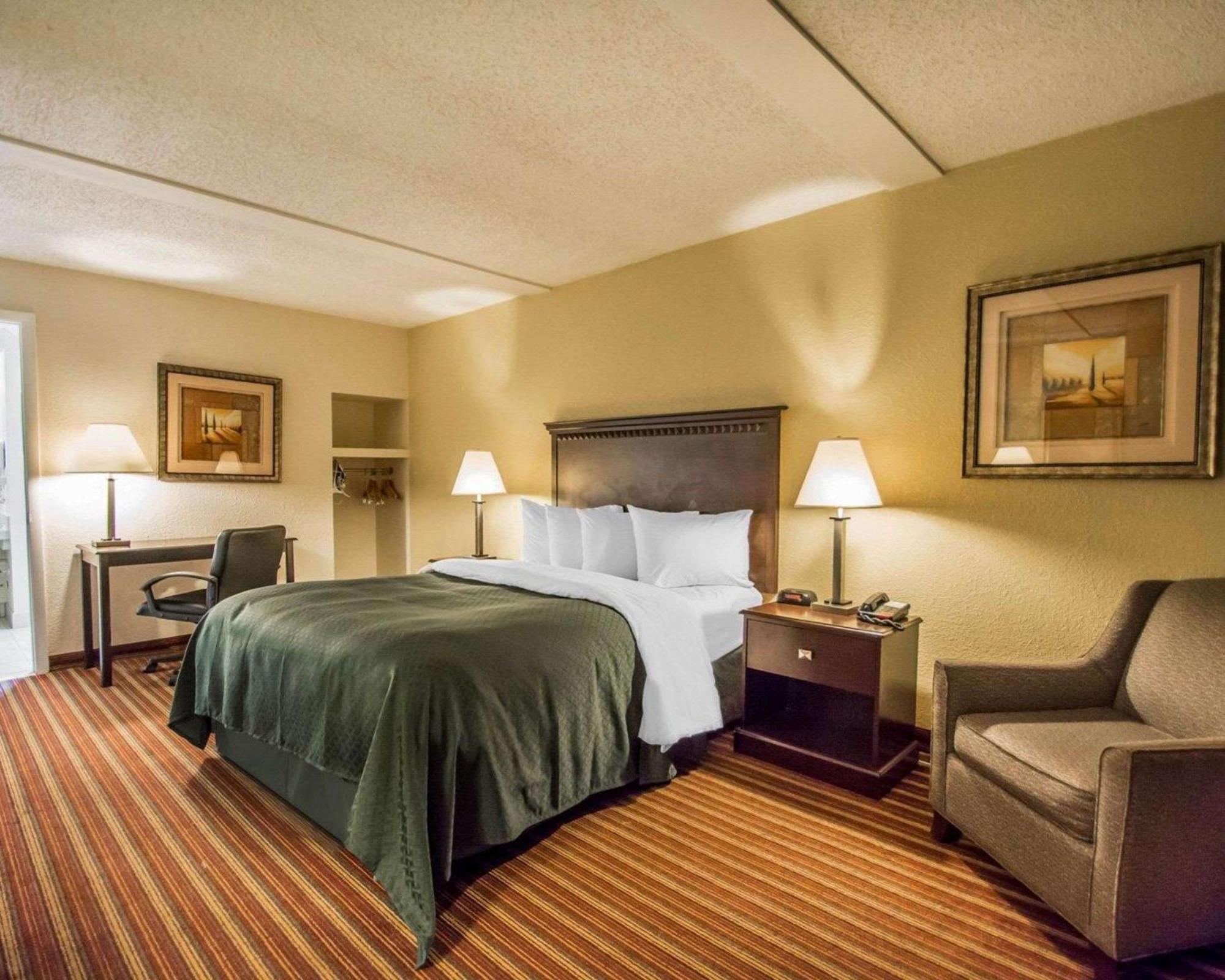 Quality Inn & Suites At Tropicana Field St. Petersburg Dış mekan fotoğraf