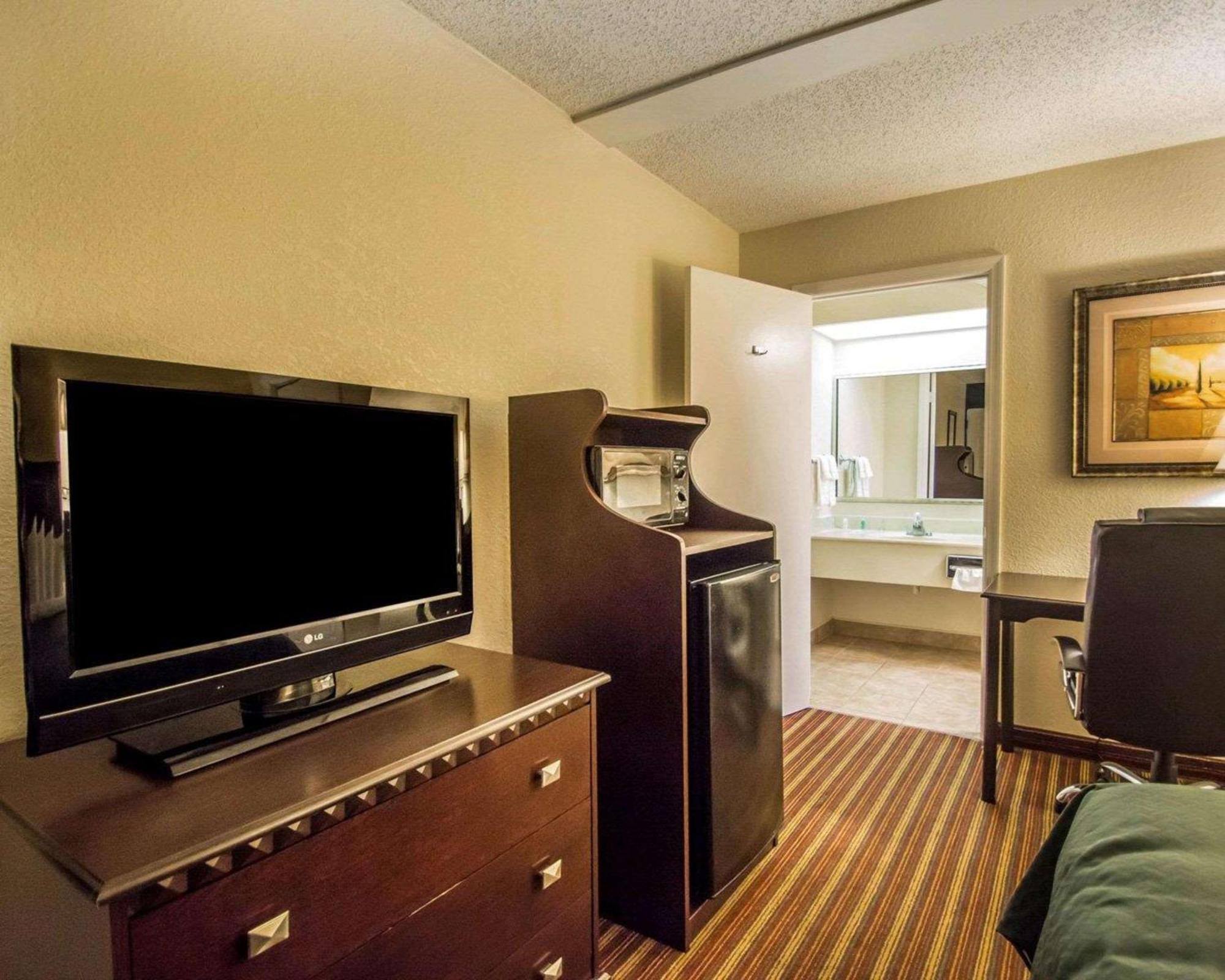 Quality Inn & Suites At Tropicana Field St. Petersburg Dış mekan fotoğraf