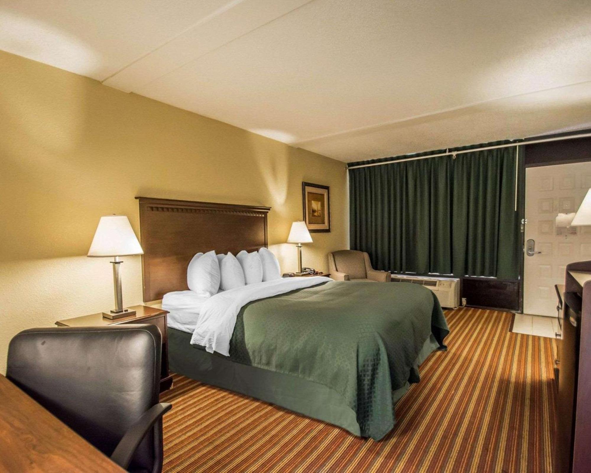 Quality Inn & Suites At Tropicana Field St. Petersburg Dış mekan fotoğraf
