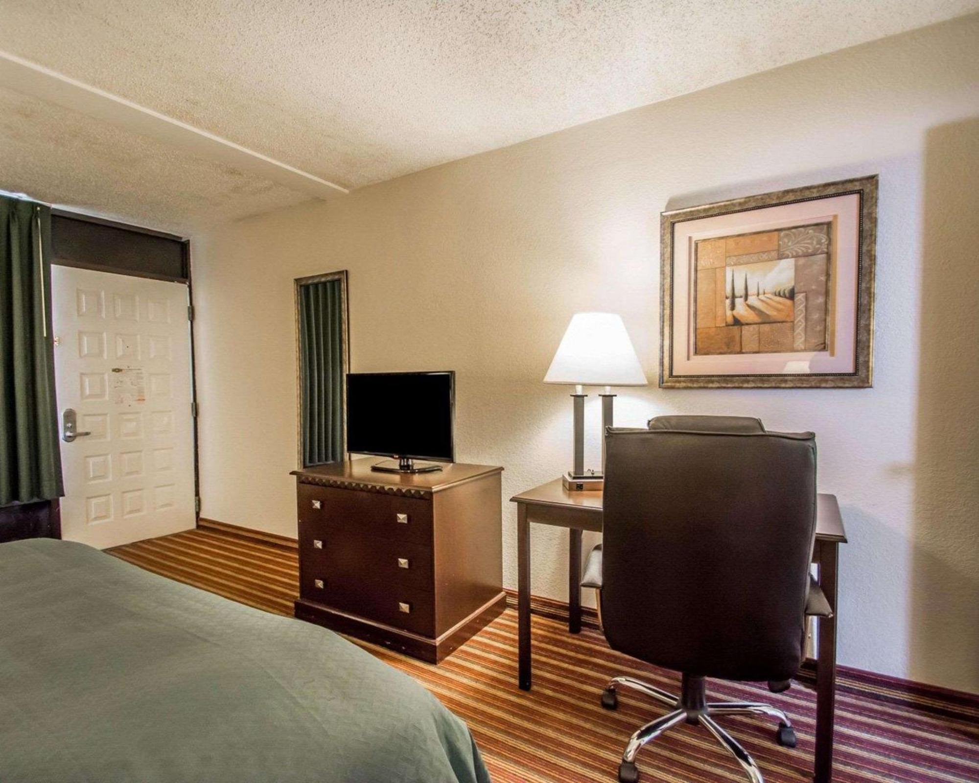 Quality Inn & Suites At Tropicana Field St. Petersburg Dış mekan fotoğraf