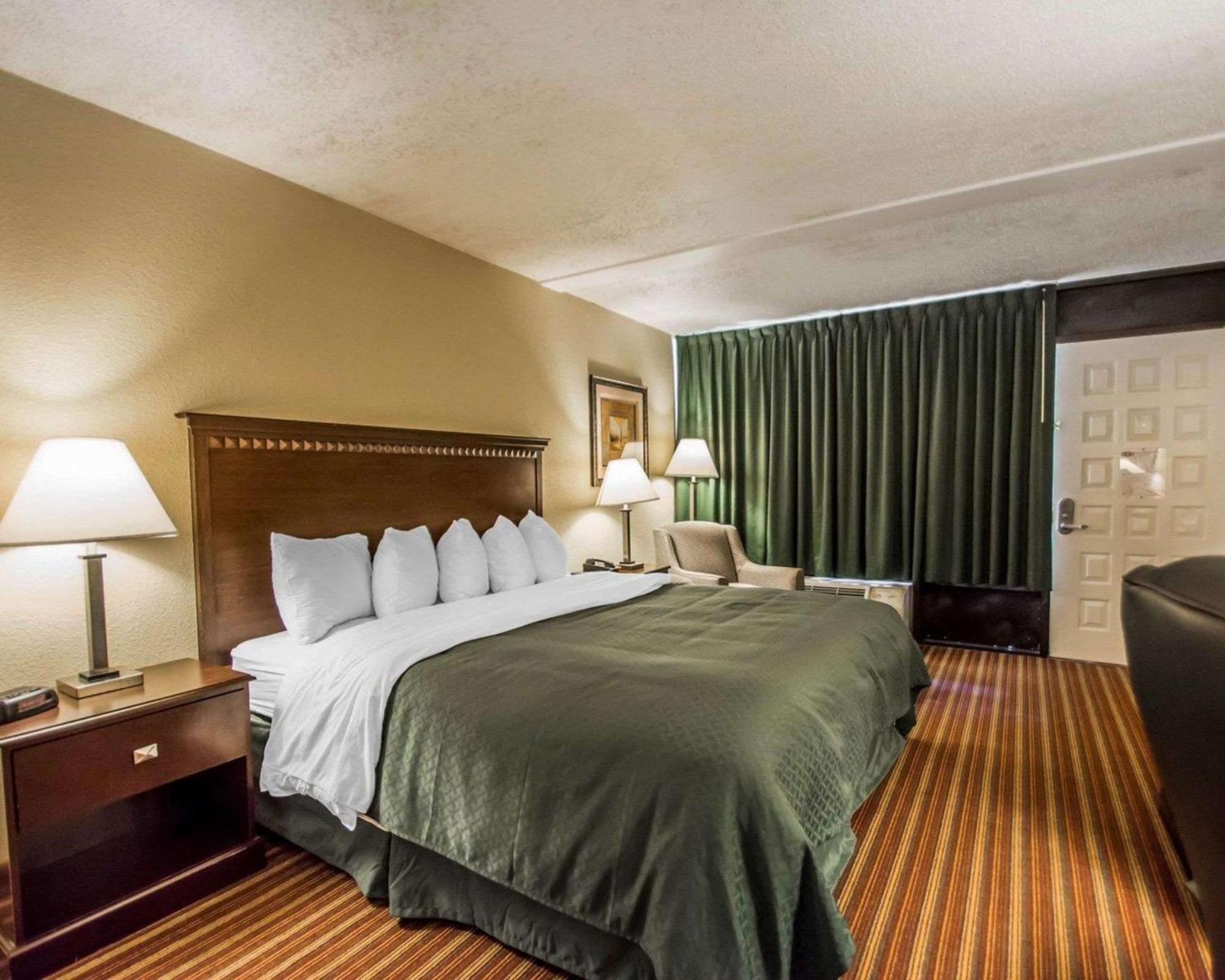 Quality Inn & Suites At Tropicana Field St. Petersburg Dış mekan fotoğraf