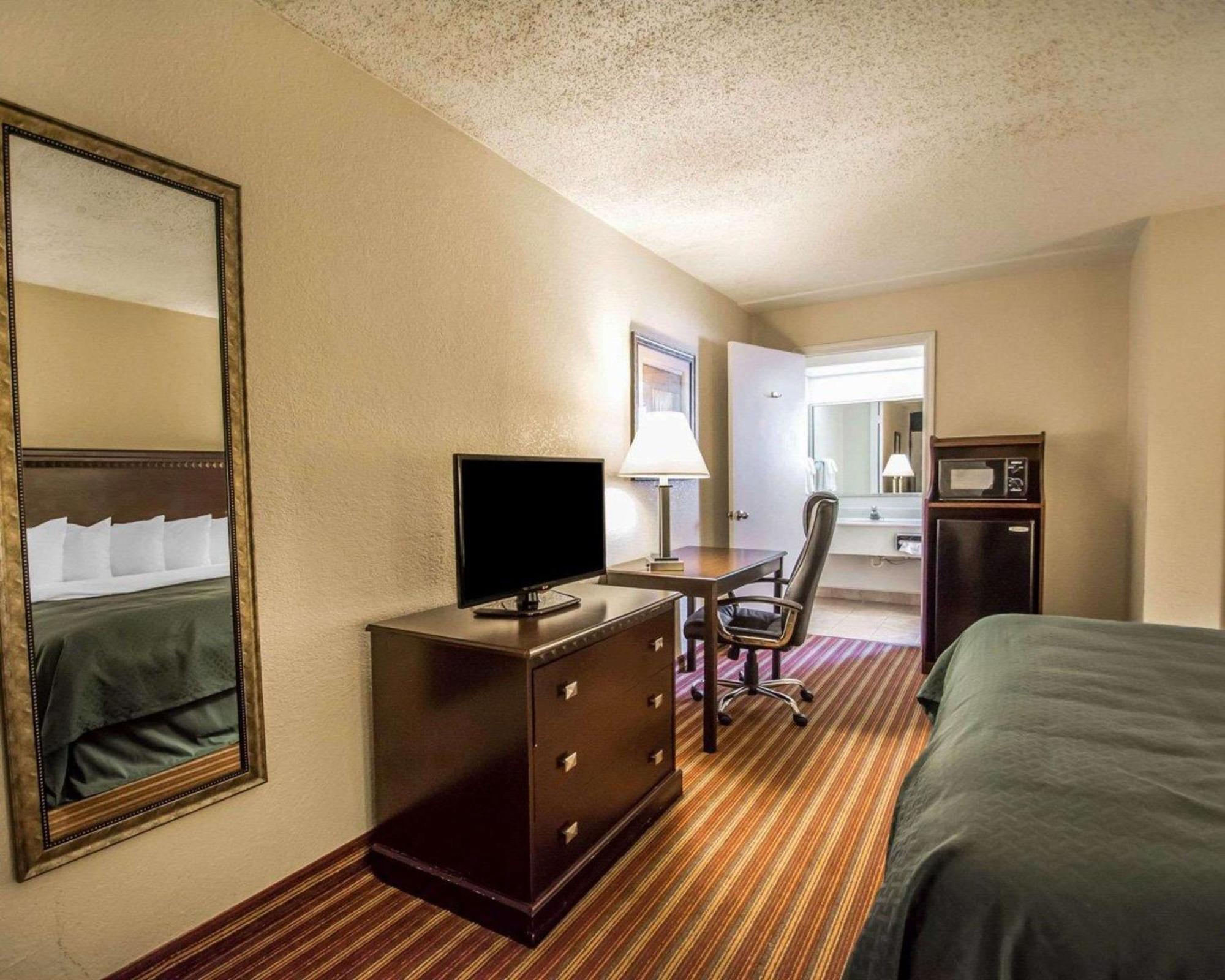 Quality Inn & Suites At Tropicana Field St. Petersburg Dış mekan fotoğraf