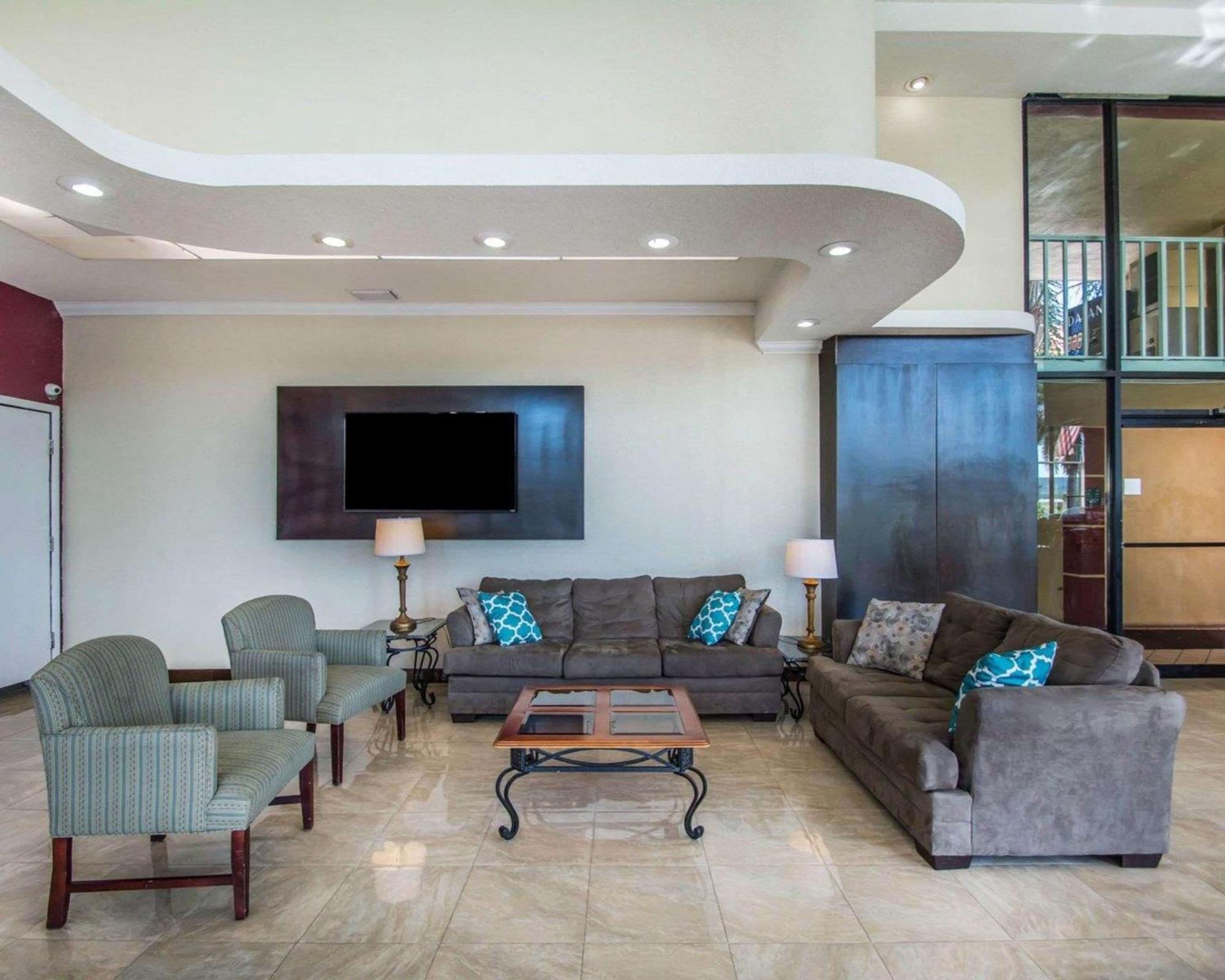Quality Inn & Suites At Tropicana Field St. Petersburg Dış mekan fotoğraf