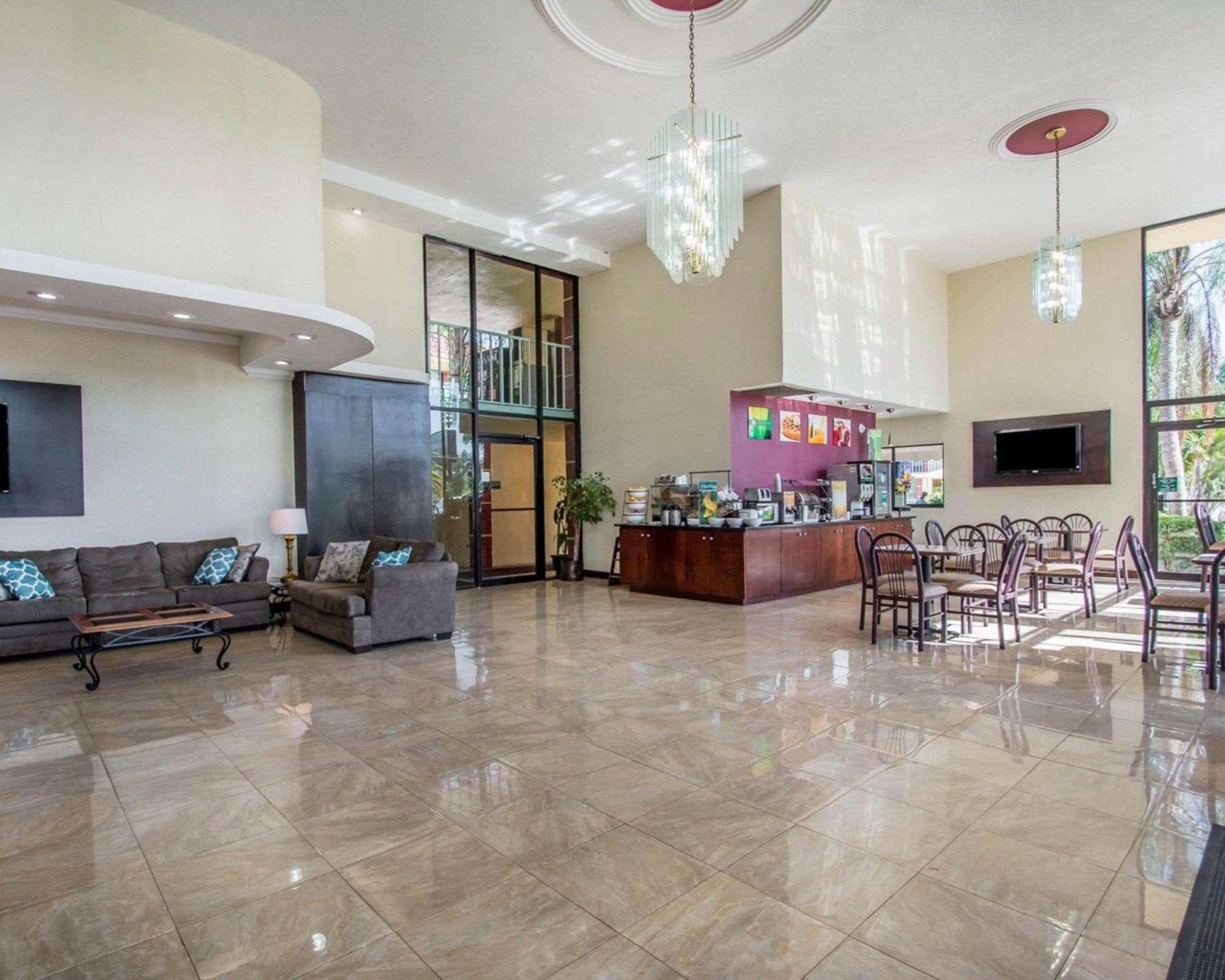 Quality Inn & Suites At Tropicana Field St. Petersburg Dış mekan fotoğraf