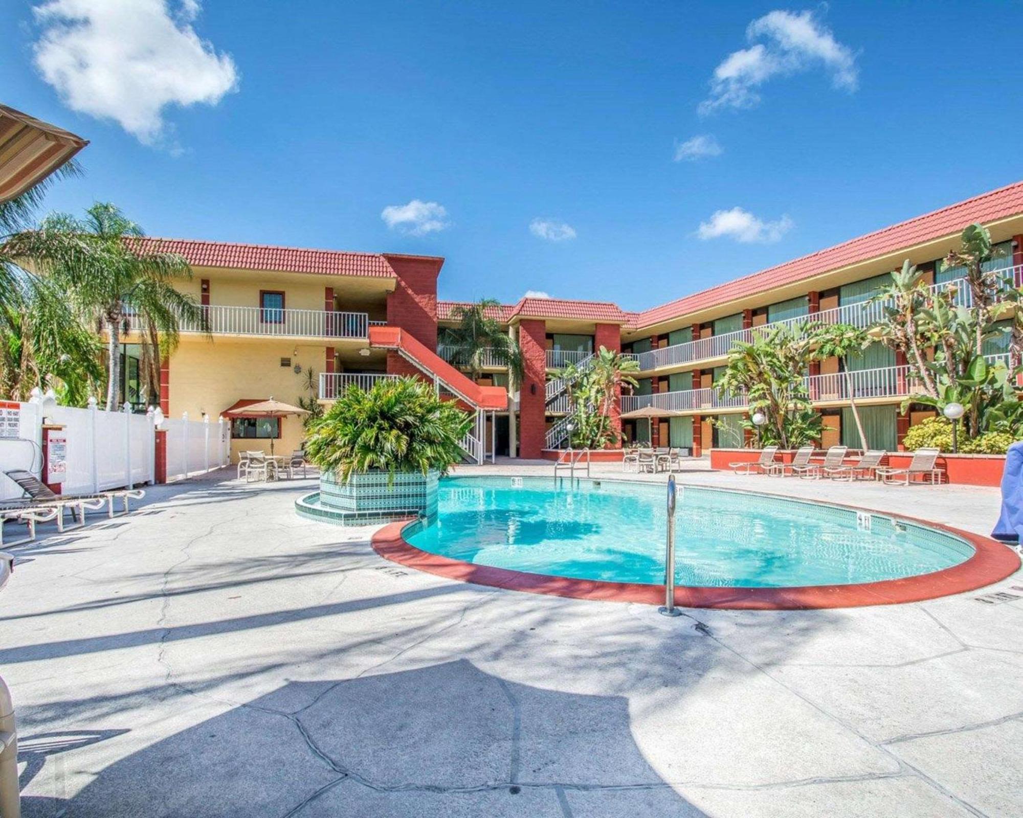 Quality Inn & Suites At Tropicana Field St. Petersburg Dış mekan fotoğraf