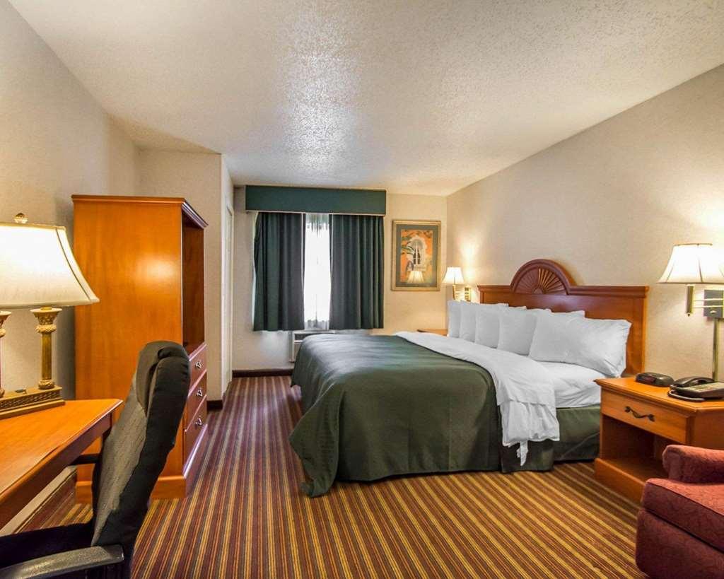 Quality Inn & Suites At Tropicana Field St. Petersburg Oda fotoğraf