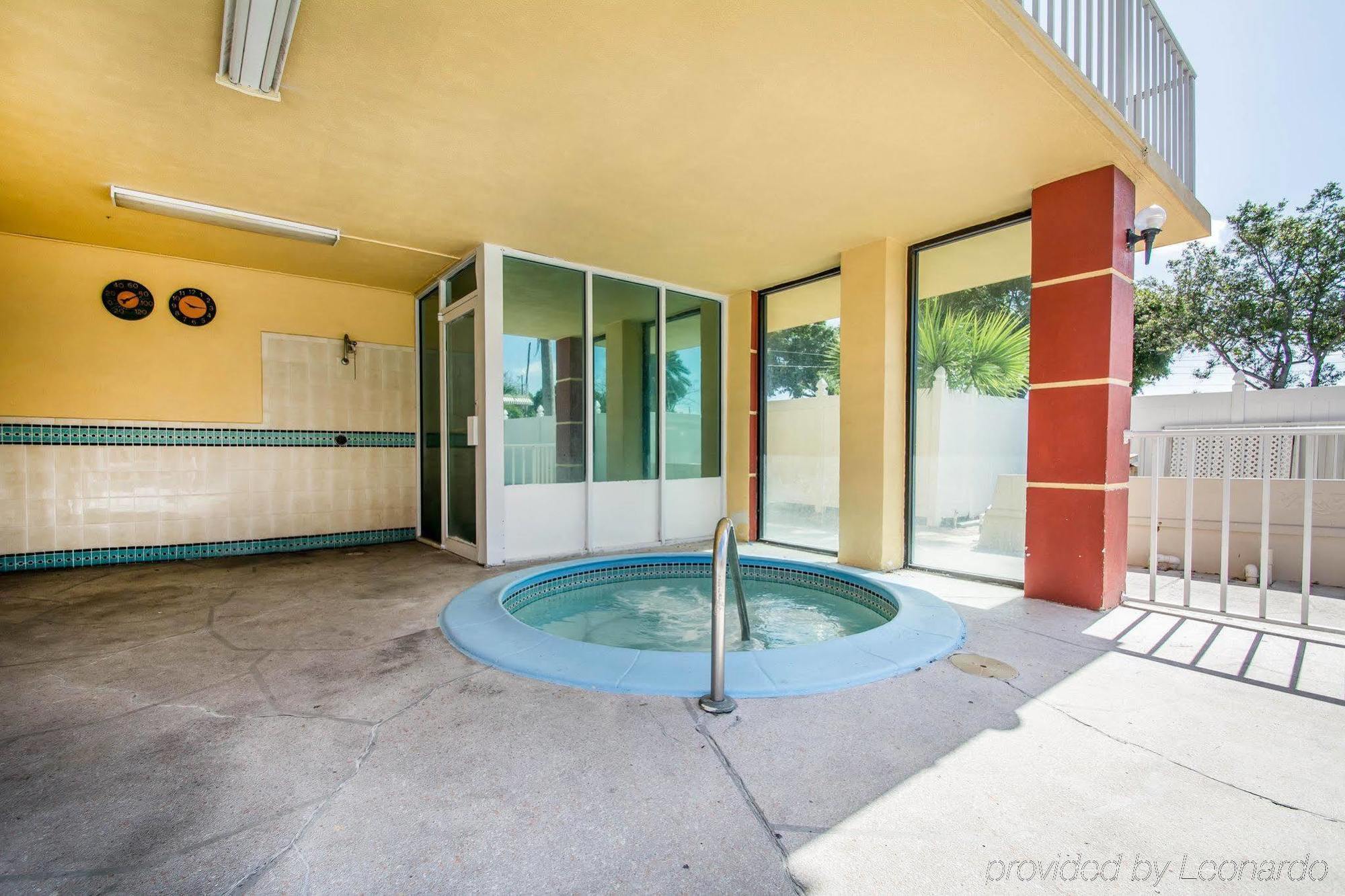 Quality Inn & Suites At Tropicana Field St. Petersburg Dış mekan fotoğraf