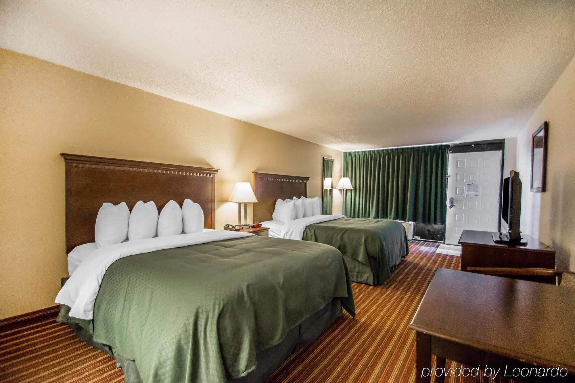 Quality Inn & Suites At Tropicana Field St. Petersburg Dış mekan fotoğraf