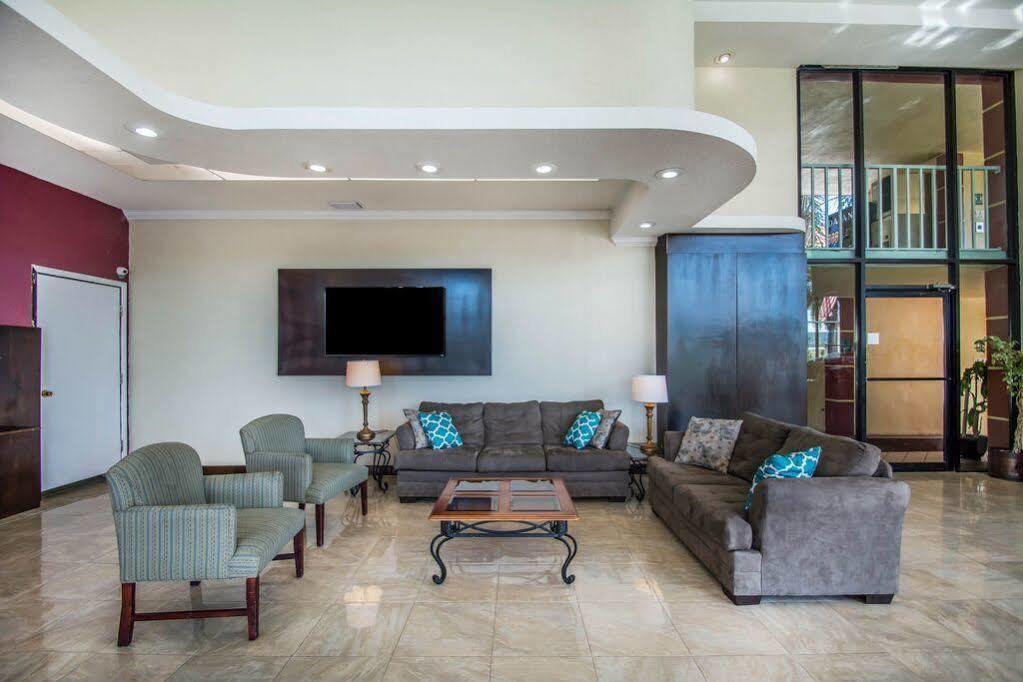 Quality Inn & Suites At Tropicana Field St. Petersburg Dış mekan fotoğraf