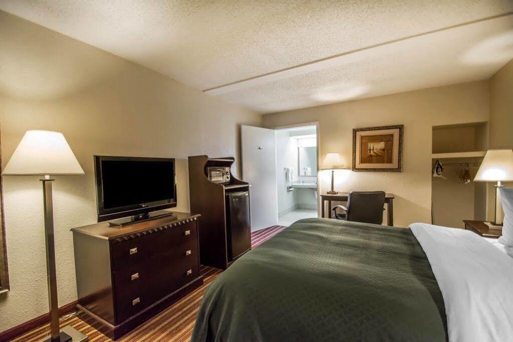 Quality Inn & Suites At Tropicana Field St. Petersburg Dış mekan fotoğraf