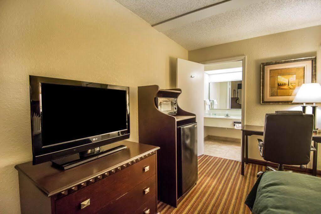 Quality Inn & Suites At Tropicana Field St. Petersburg Dış mekan fotoğraf