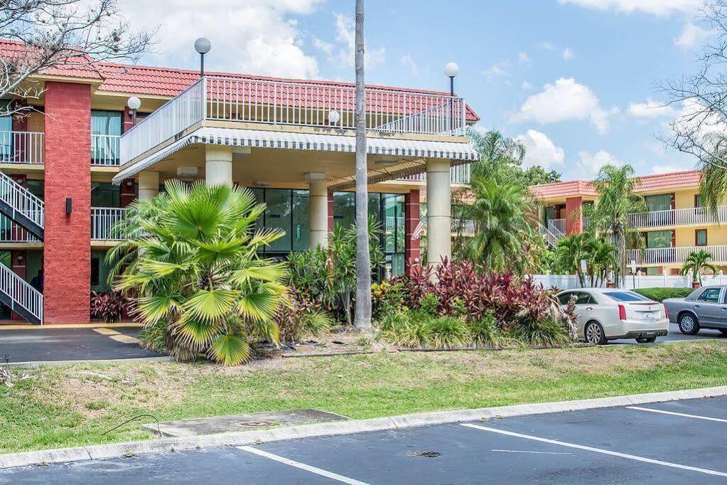Quality Inn & Suites At Tropicana Field St. Petersburg Dış mekan fotoğraf