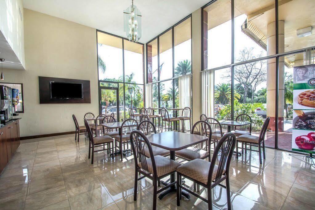 Quality Inn & Suites At Tropicana Field St. Petersburg Dış mekan fotoğraf